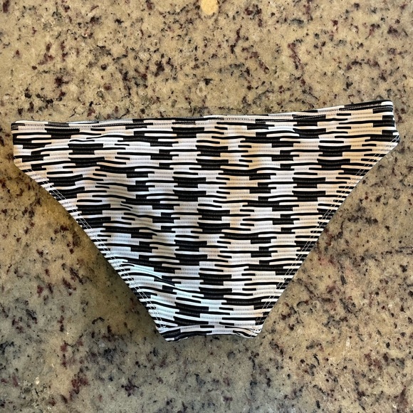 Women’s VS textured hipster swim, bottom size medium - Picture 4 of 4